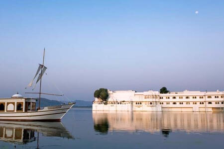 Udaipur sightseeing taxi